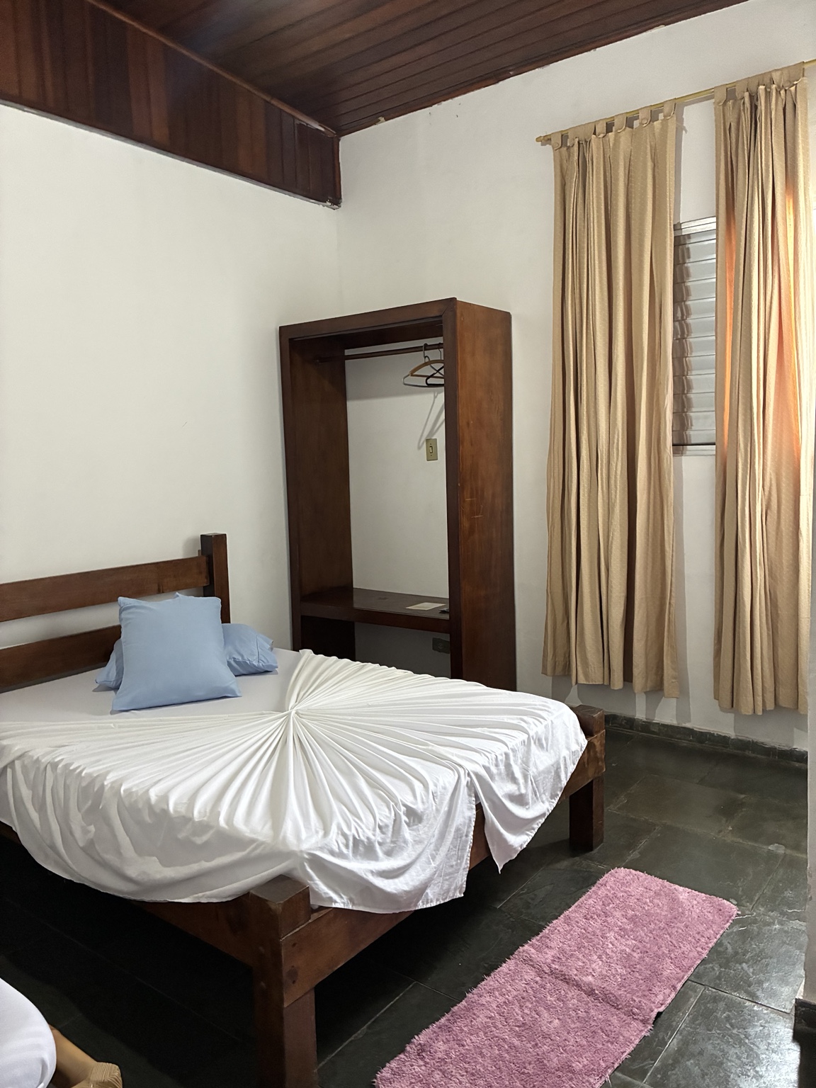 Quarto com guarda-roupa e cortina