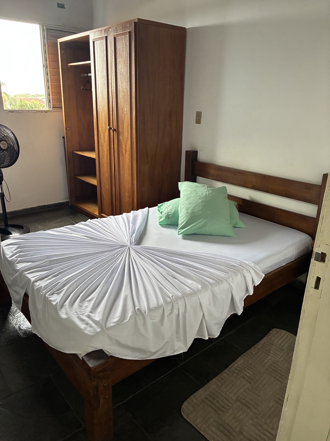 Quarto amplo com vista para o verde