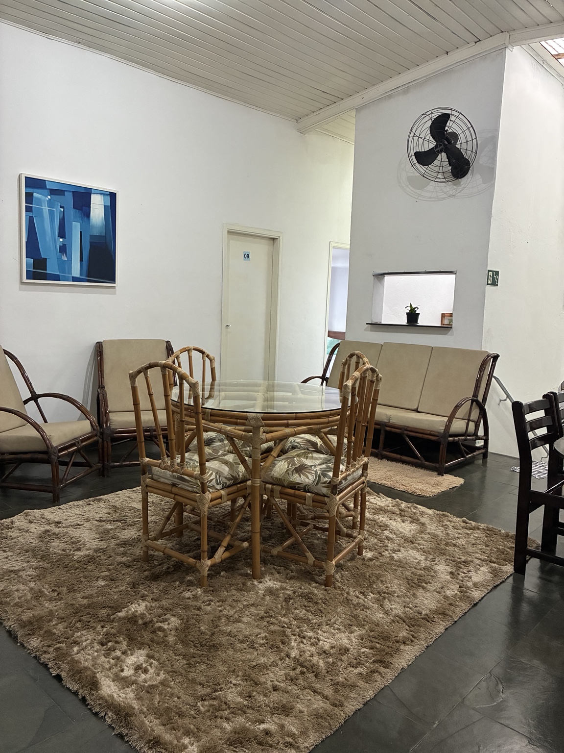 Sala de estar com móveis de vime